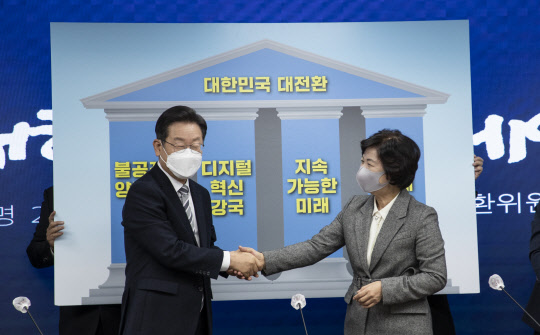 지난 12월16일 더불어민주당 이재명 대선후보가 서울 여의도 민주당사에서 열린 대통령 후보 직속 '사회대전환위원회 출범식'에서 추미애 위원장과 악수하고 있다.<국회사진기자단·연합뉴스>